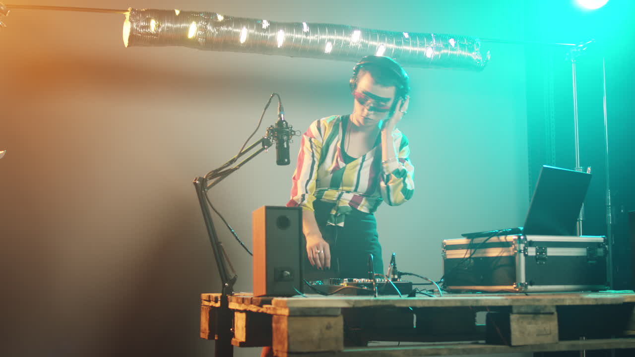 여자 아티스트가 dj 턴테이블로 클럽 파티에서 소리를 는 것