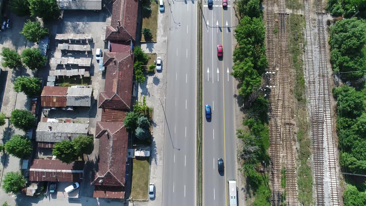 도시 도로와 건물을 육교