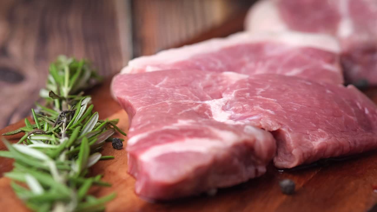 나무로 된 절단판에 생 돼지고기