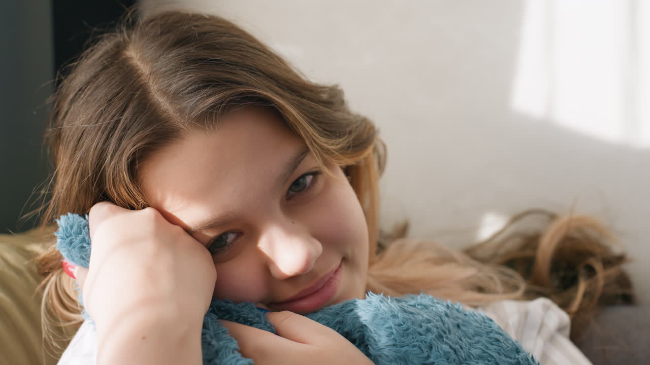 Bambini che abbracciano i cuscini, bambini e donne che si rilassano al caldo con comodi cuscini vicino, bambini e donne adulte che si godono momenti di pace abbracciando cuscini morbidi e accoglienti per il massimo comfort
