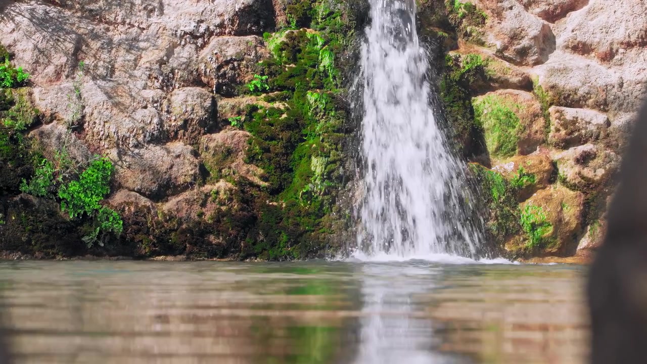 Água caindo no reservatório El Dique. Província de Málaga, Espanha