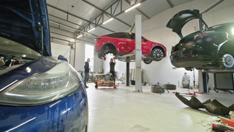 reparación de automóviles en un garaje