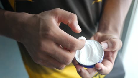 aplicación de la crema