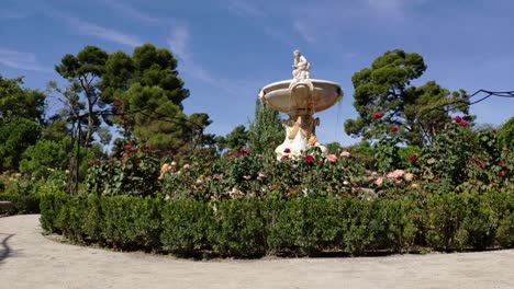 Fuente-En-Rosaleda-En-El-Parque-Del-Retiro,-Madrid