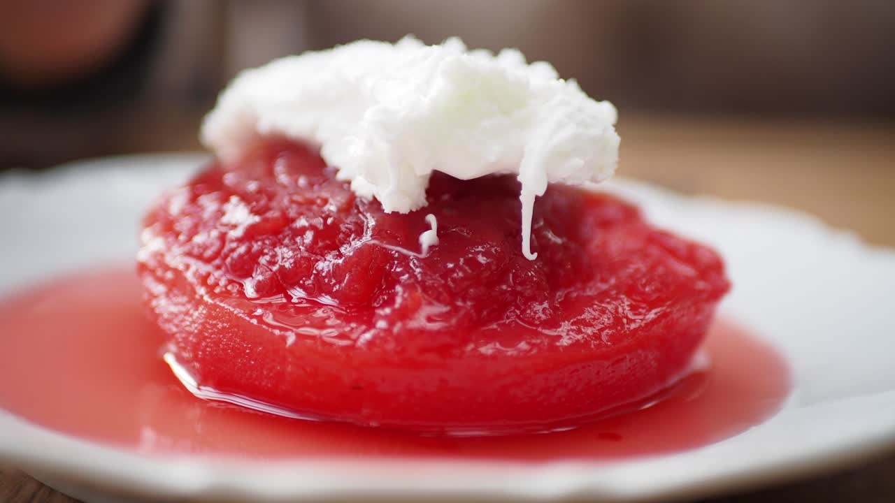 postre de manzana turco con crema batida