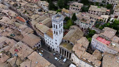 Piazza-Del-Comune-Rodeada-De-Edificios-Históricos,-Torre-Del-Popolo-Y-Templo-De-Minerva-En-Asís,-Italia