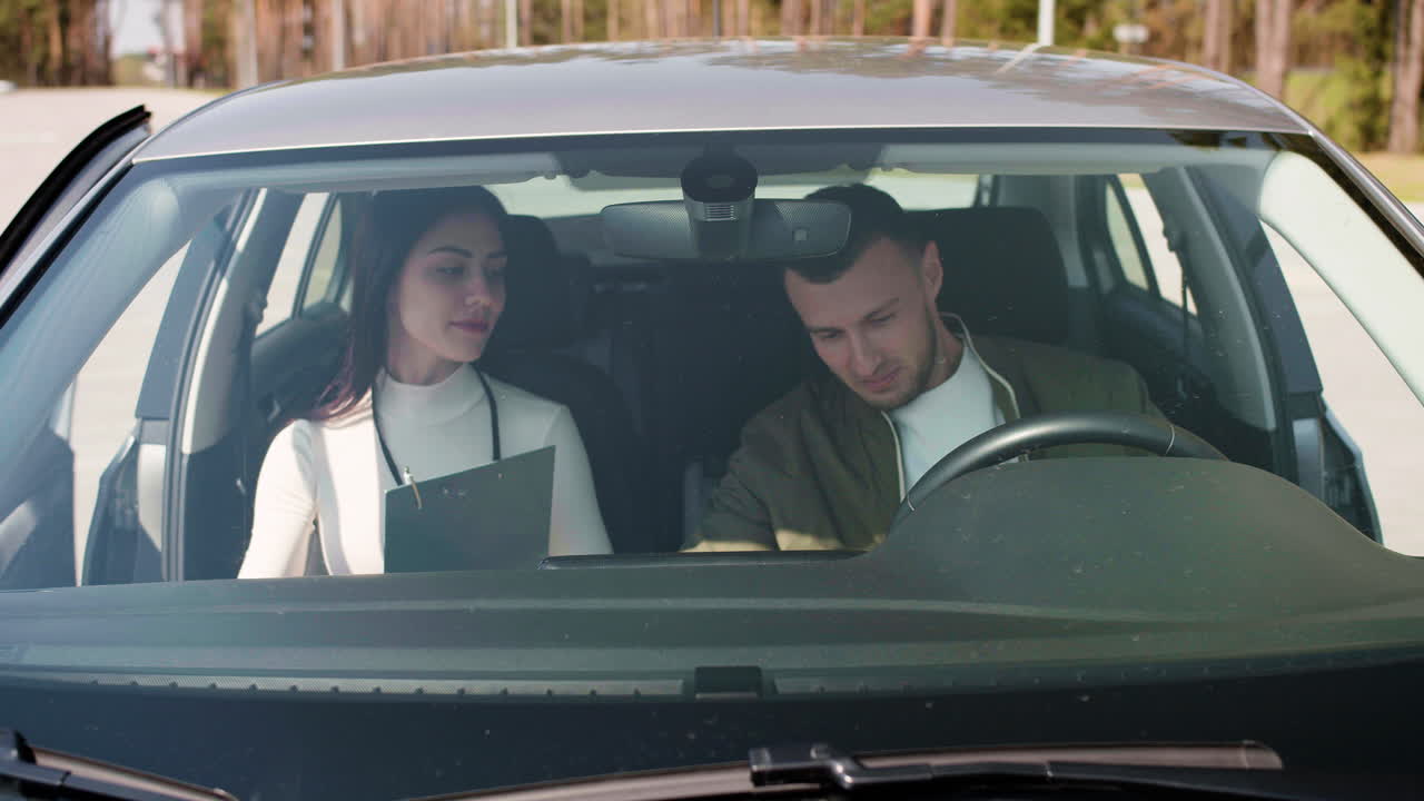 hombre aprendiendo a conducir