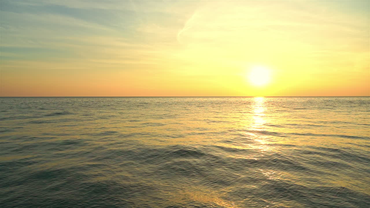 복사 공간이 있는 놀라운 바다 경치 황금빛 일몰 하늘 배경