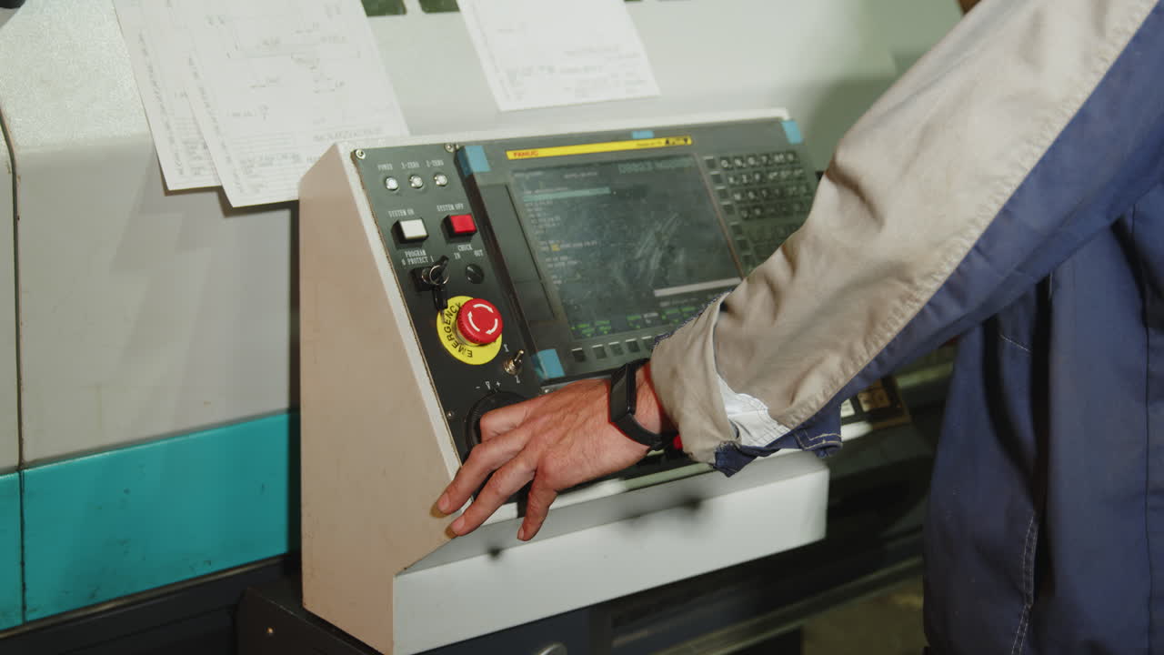 operaio di fabbrica che gestisce una macchina cnc