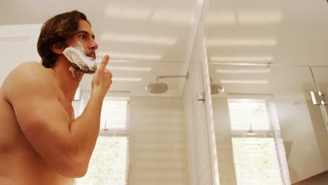 hombre aplicando espuma para afeitarse