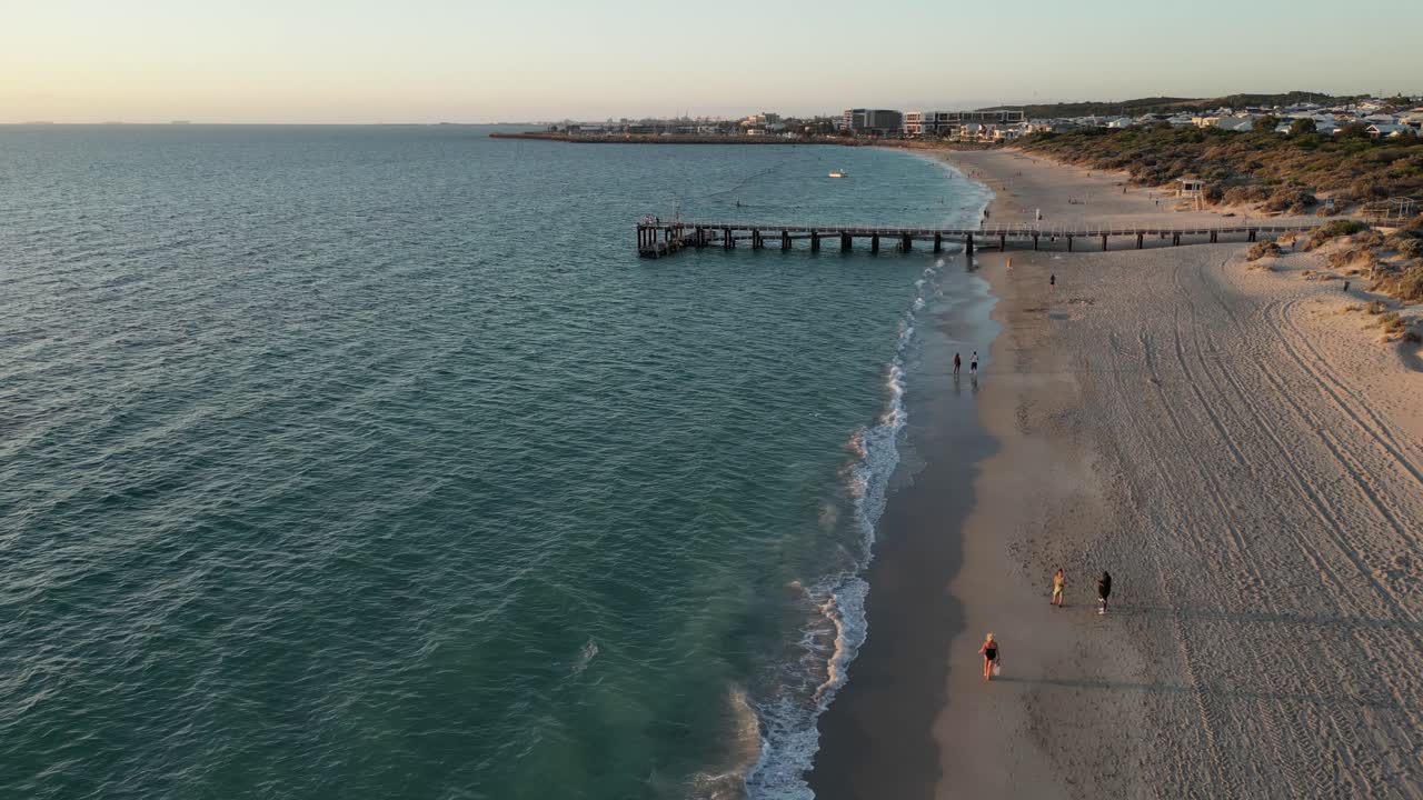 Pontile a Coogee Beach al tramonto, città di Perth nell'Australia Occidentale
