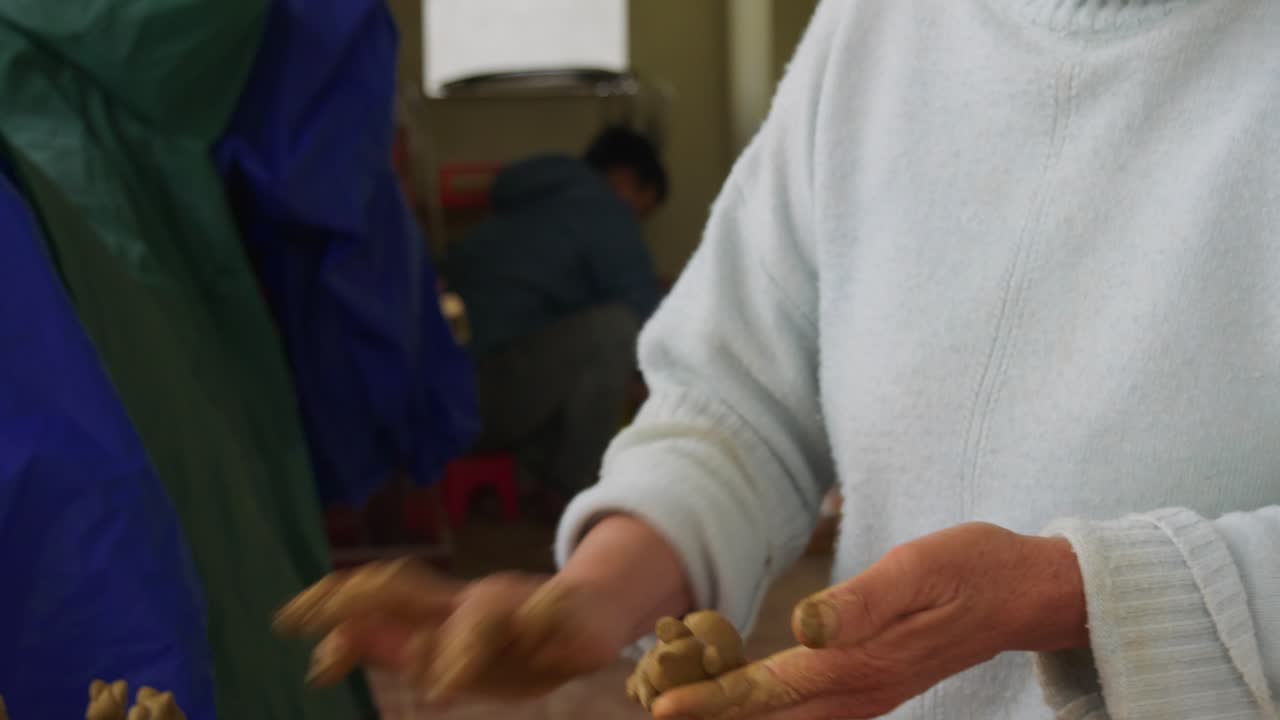 manos expertas en thanh ha, vietnam, crean una figura animal de arcilla, mostrando el arte tradicional y la artesanía de la alfarería