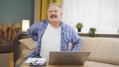hombre con dolor de espalda.
