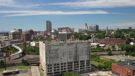 Verlassenes-Gebäude-In-Albany,-New-York,-Mit-Drohnenvideo-Beim-Einzug