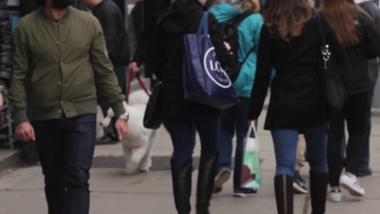 Persone che camminano sul marciapiede cittadino