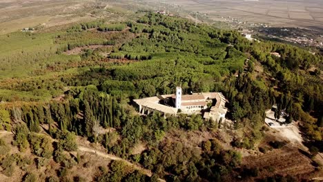 Vista-Por-Drones-Del-Monasterio-De-Ardenica-En-Albania,-Europa