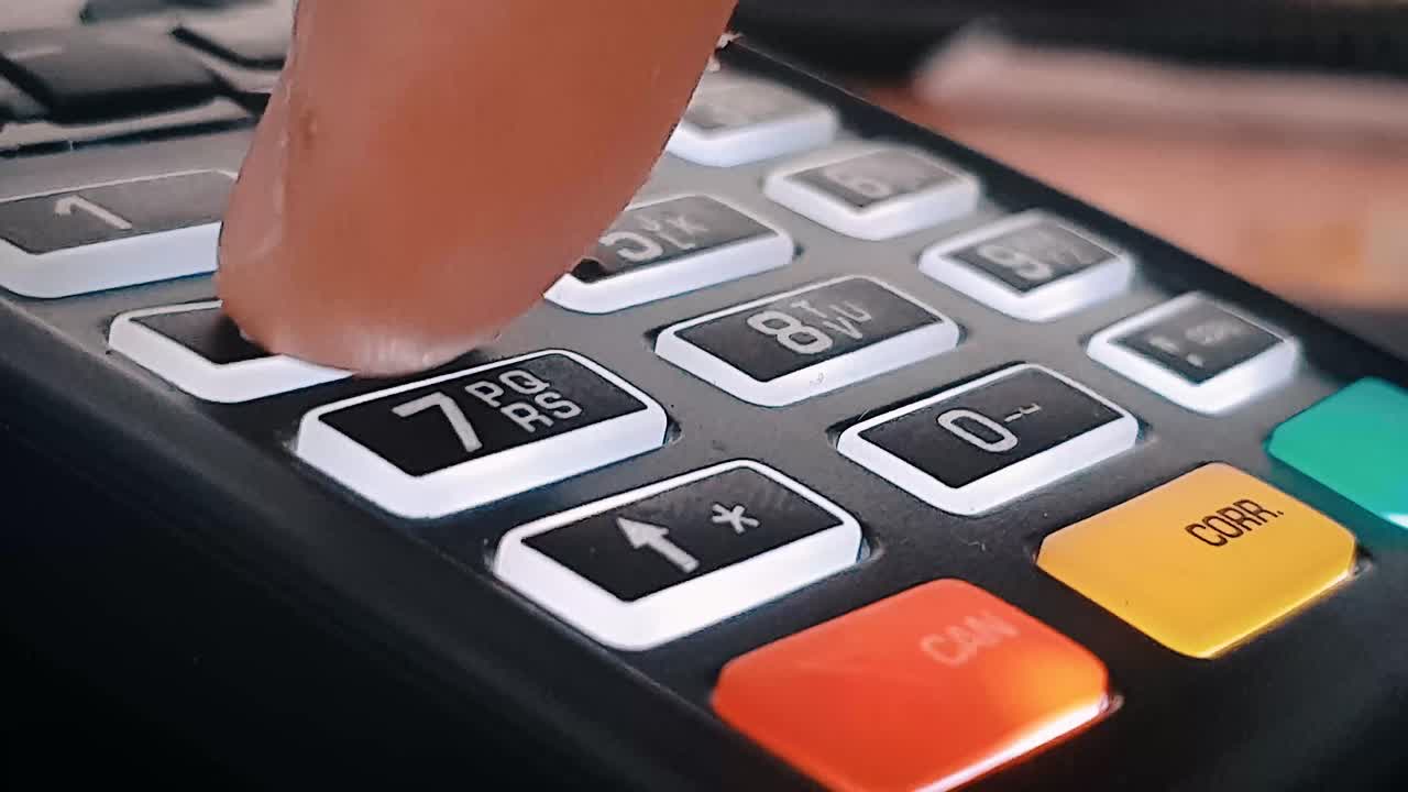 persona ingresando el pin 1234 en la terminal pos en la tienda comercial