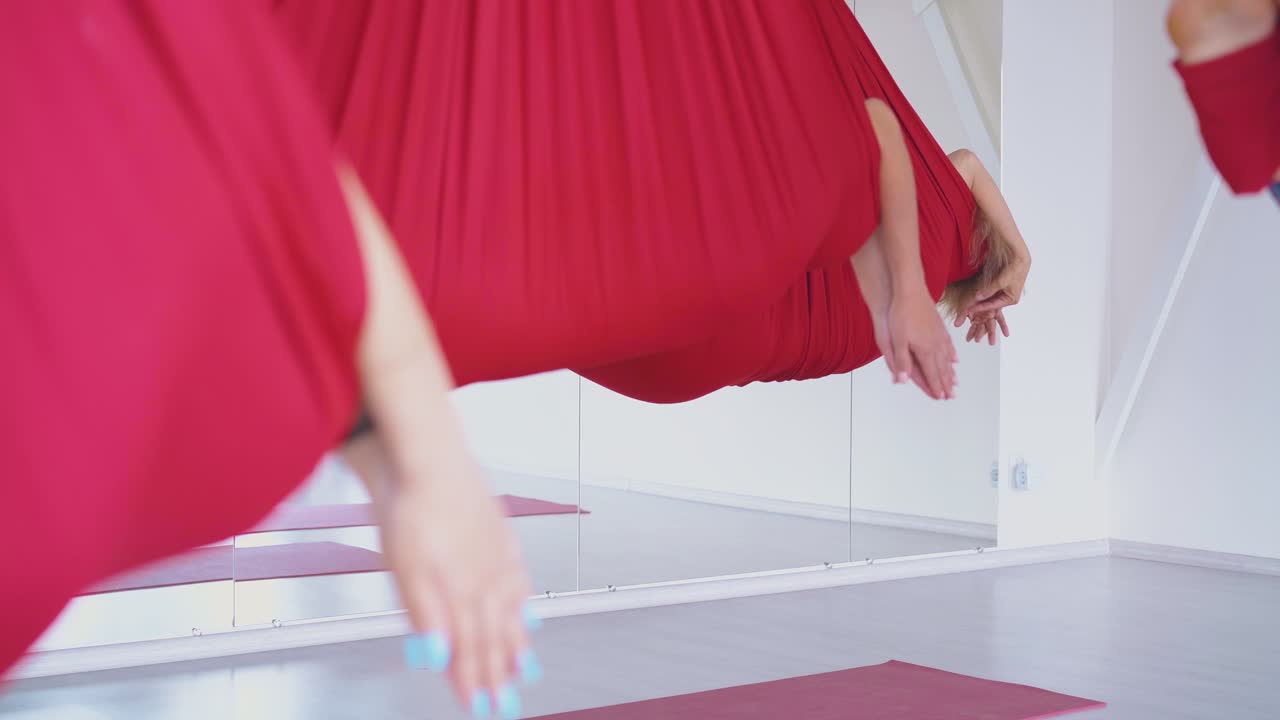 el grupo de damas se encuentra con las palmas unidas en hamacas rojas brillantes