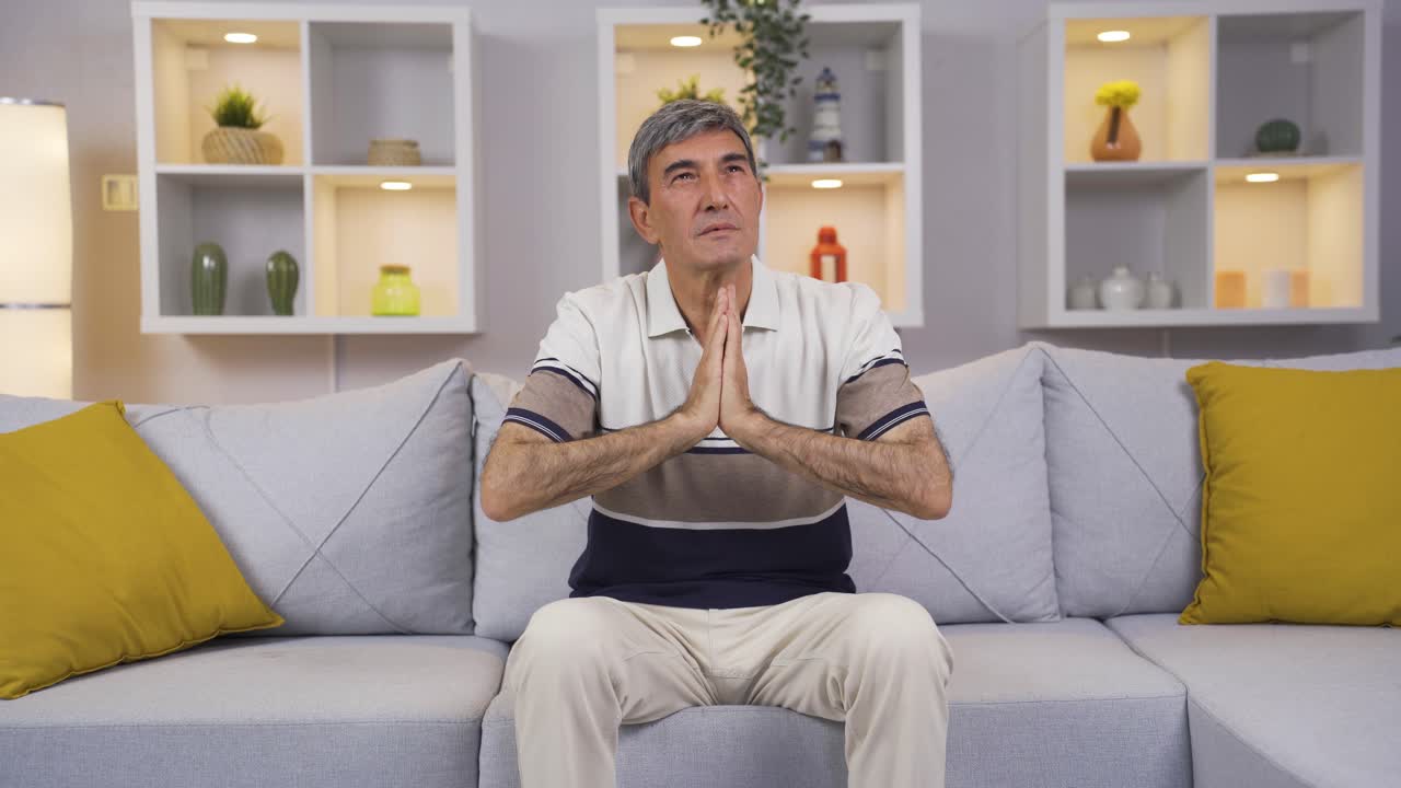 무슬림 노인이 기도하고 있습니다.