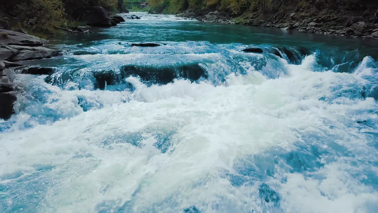 산과 강, 폭포, 숲과 산의 한가운데에 파란색, 일몰 시간, 빛이 오렌지색으로 빛나는, 비뇨기 질환과 전립선염 치료의 개념, 의사 결정의 자유, 신선한 자연