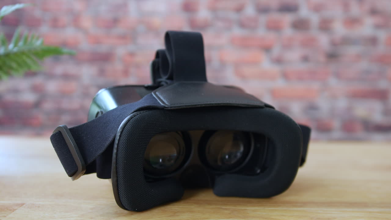 un casco de realidad virtual vr en un escritorio en una oficina