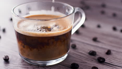 Agregar-Leche-A-Una-Taza-De-Café-Negro