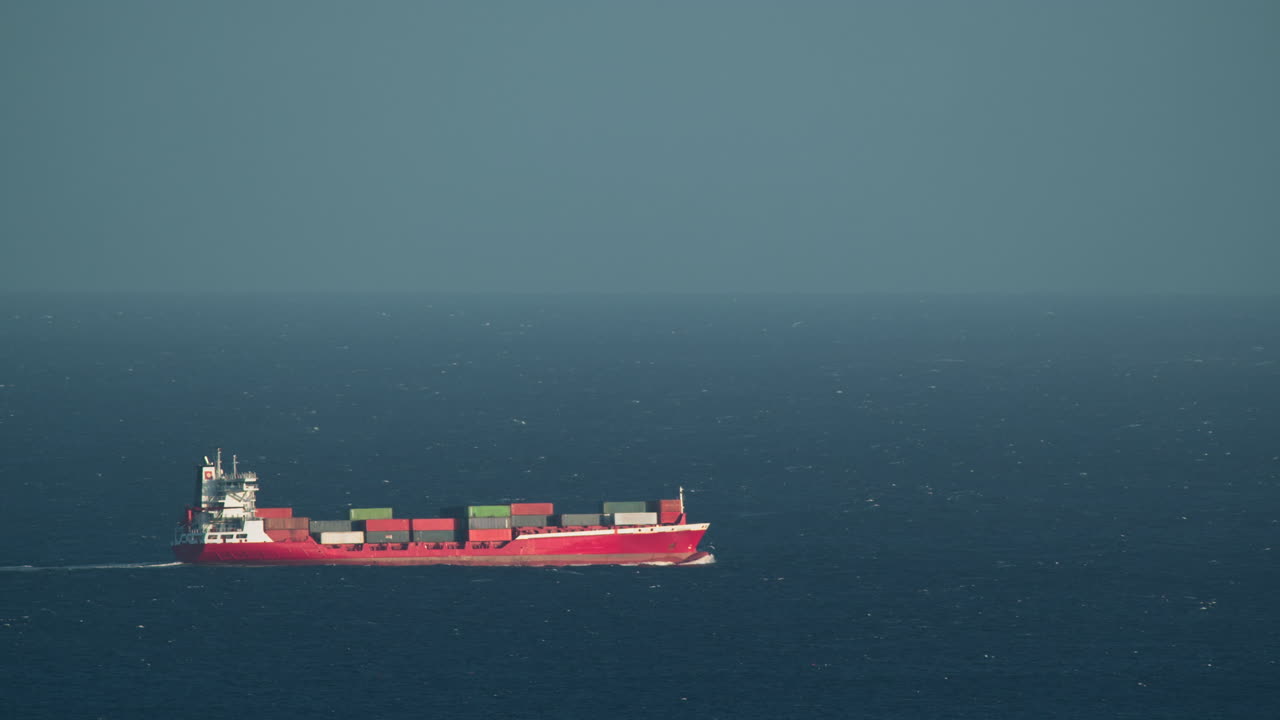 la barcaza va en el mar