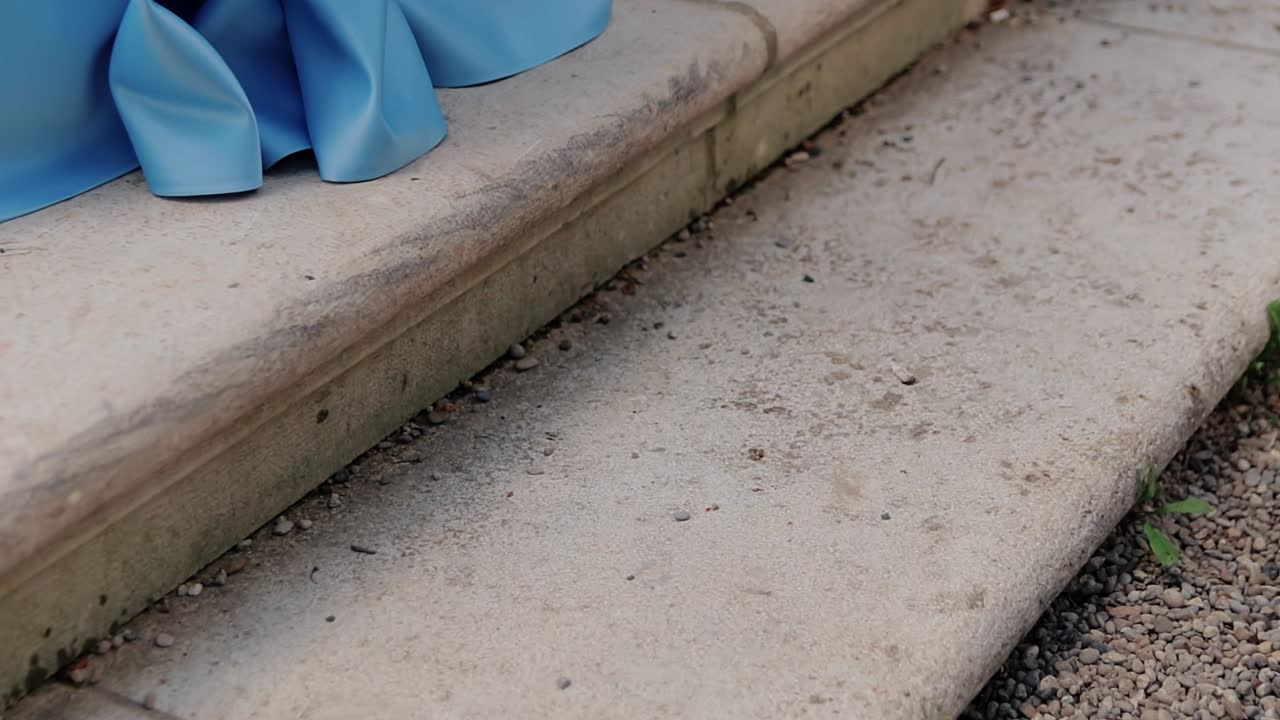 la novia se quita los zapatos y los tira y el novio los toma del suelo