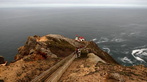 long escalier descendant au phare de point reyes par temps nuageux