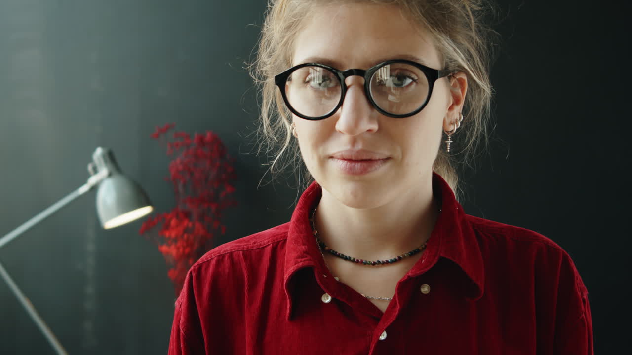 retrato de una joven mujer de negocios con gafas