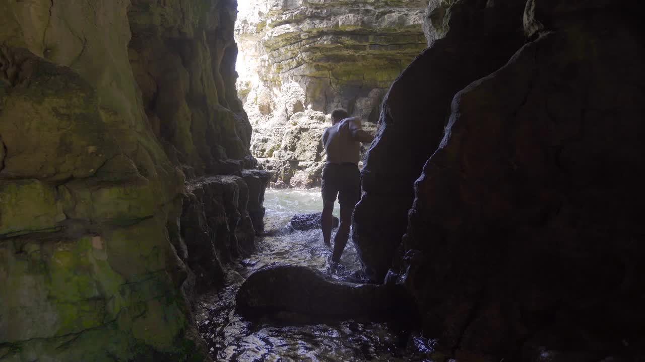 un hombre aventurero caminando por los acantilados del mar.