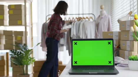 propietario de una pequeña empresa asiático empresario trabajo chroma clave pantalla verde
