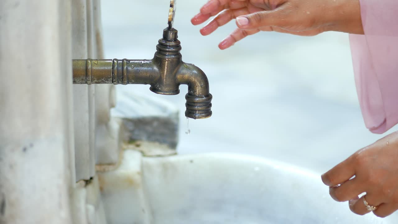 전통적 인 분수 에서 손 을 는 것