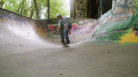 Chicos-Caucásicos-Patinando-En-El-Parque.