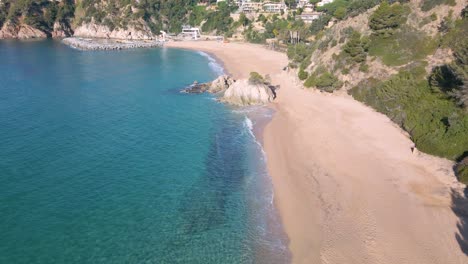 Imagen-Aérea-Tomada-Con-Un-Dron-De-La-Costa-Brava-De-Gerona-En-España-Aguas-Turquesas-Y-Transparentes-Playa-Paradisíaca-Del-Mar-Mediterráneo