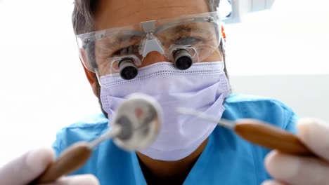 dentista con herramientas dentales