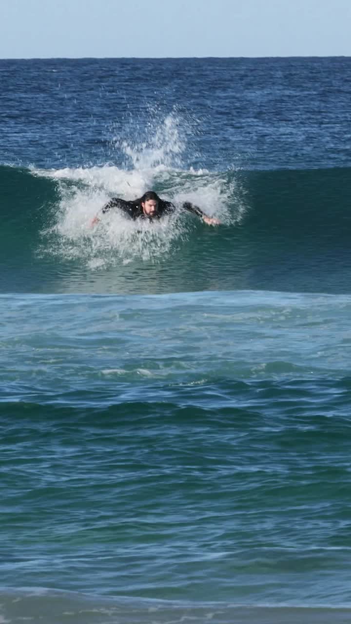 secuencia de un surfista atrapando y montando una ola