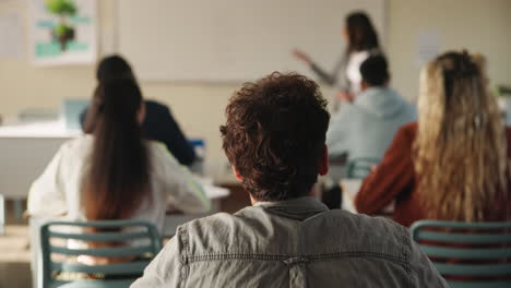 escena del aula con estudiantes y maestros