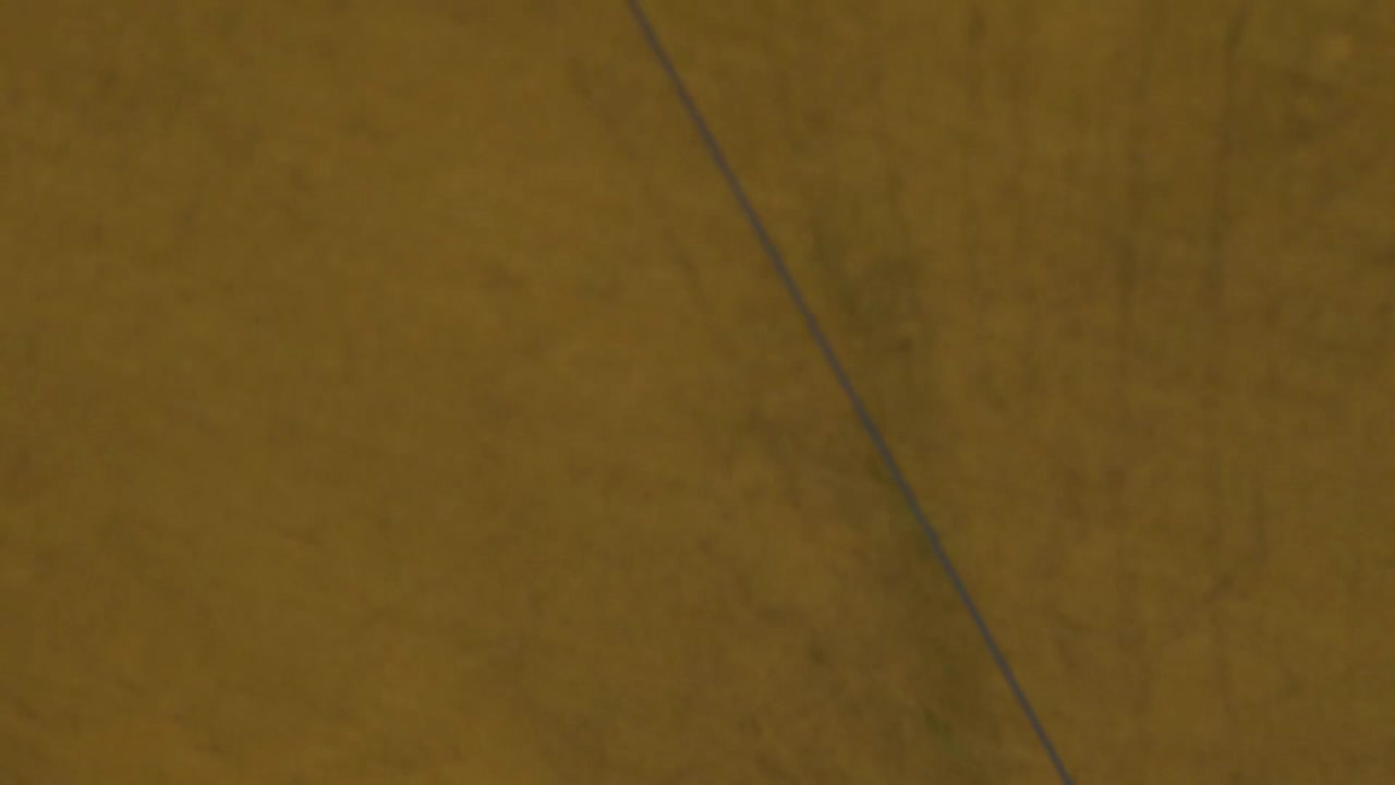 텐트 지붕에서 물이 떨어진다