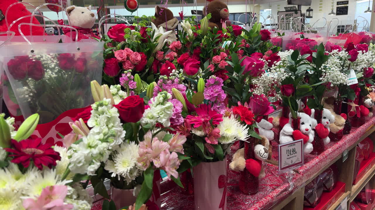 Fiori di San Valentino in un negozio, file di vasi e bouquet. Rose, tulipani e altre composizioni