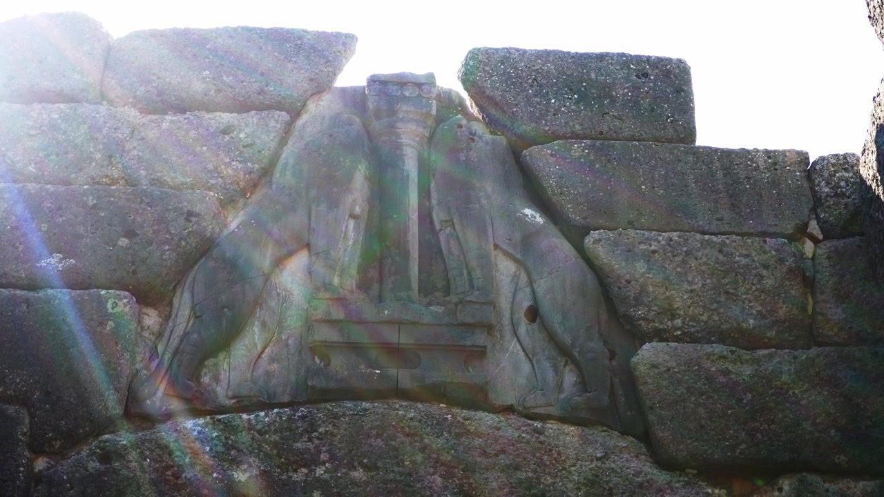 Antica Porta dei Leoni di Micene in Grecia contro un sole splendente.