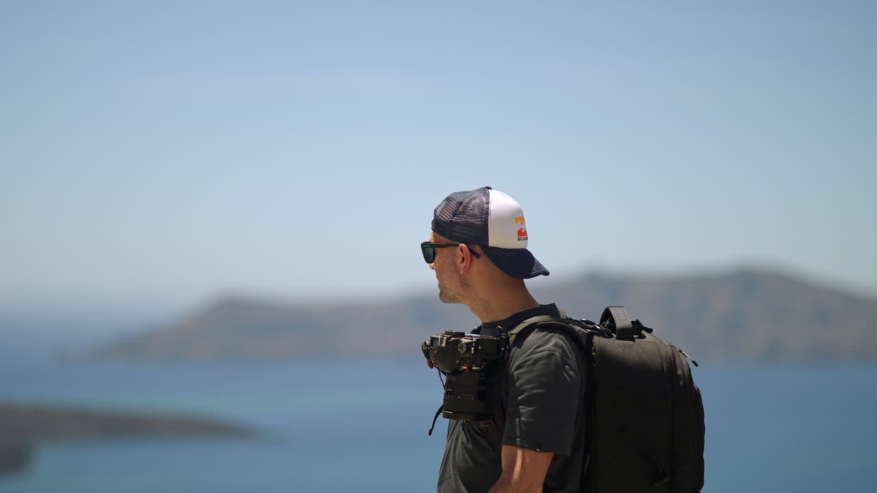 siguiendo de lado a un hombre que camina, lleva una mochila