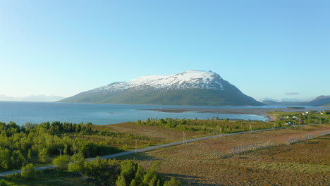 在spaakenes,lyngen fjord,troms,nordland,挪威北部,