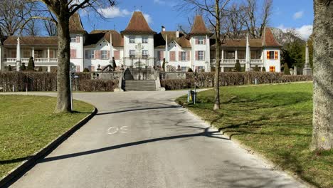 Kamerafahrt-In-Einer-Allee-Mit-Einem-Schönen-Schloss-Am-Ende-Des-Weges