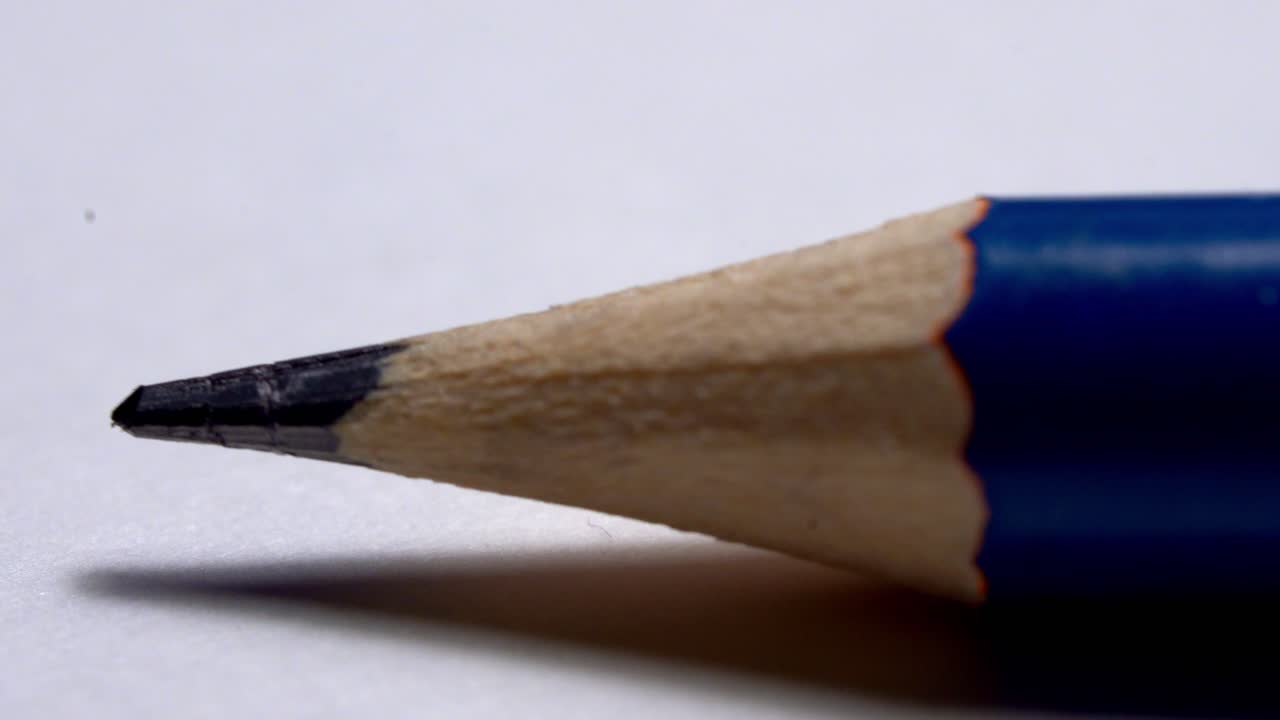 흰 종이 시트에 롤링 나무 연필을 닫습니다