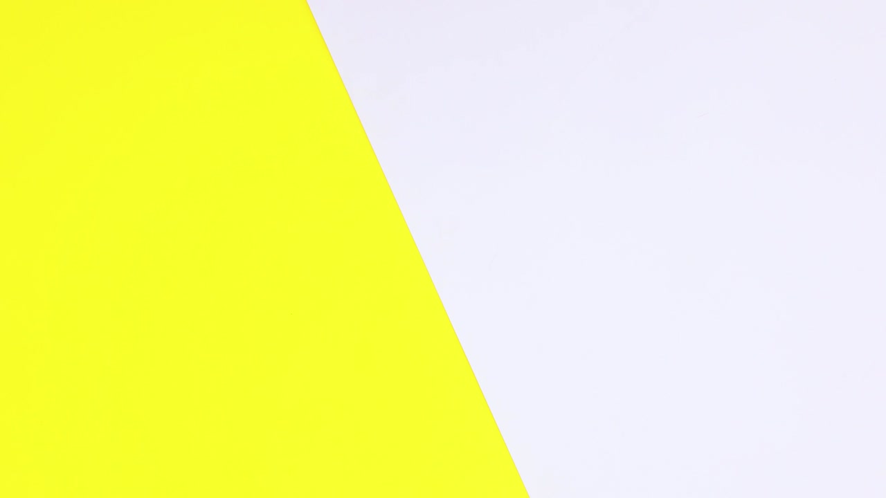 꽃이 있는 노란색 사진 프레임과 두 개의 색 프레임이 나타납니다.