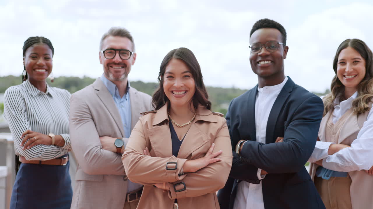 gente de negocios, cara y sonrisa con los brazos cruzados