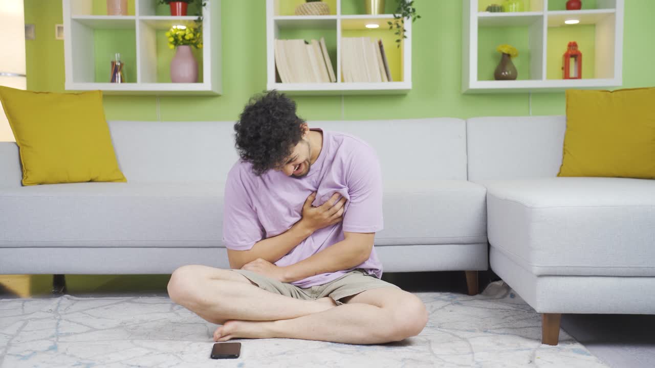 el joven, que tiene un ataque al corazón y un espasmo, se desmaya.