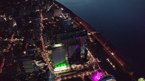 Vista-Nocturna-Desde-Arriba-En-La-Ciudad-Iluminada-De-Batumi-En-La-Orilla-Del-Mar-Negro