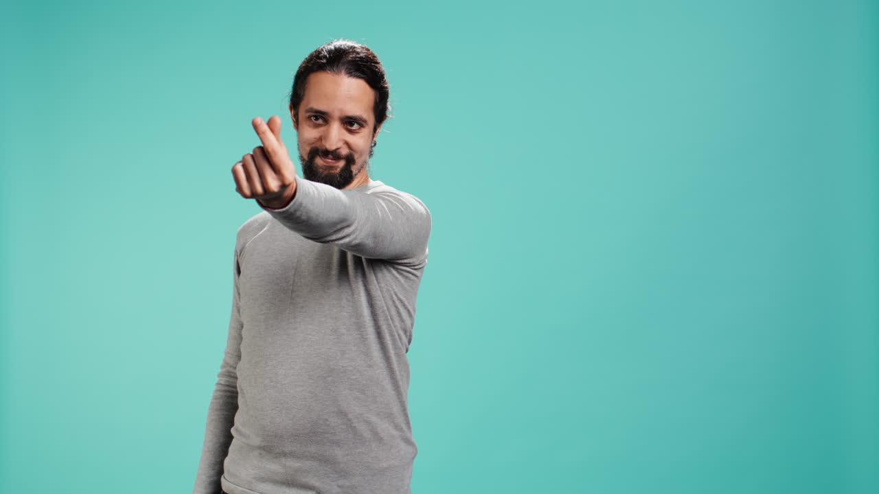 hombre feliz pidiendo dinero con gestos de la mano, frotando los dedos juntos